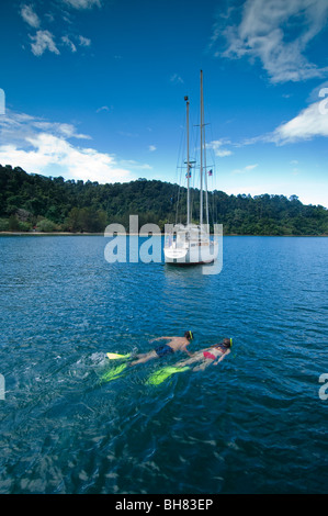 Paar Schnorcheln im Urlaub, Ost-Malaysia, Sabah, Gaya Island, Gayana Eco-Resort. Stockfoto