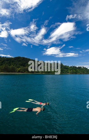 Paar Schnorcheln im Urlaub, Ost-Malaysia, Sabah, Gaya Island, Gayana Eco-Resort. Stockfoto