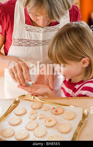 Oma und Enkel backen Kekse Stockfoto