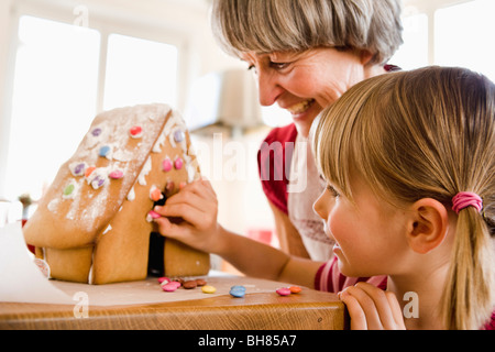 Oma und Enkel Kuchen backen Stockfoto