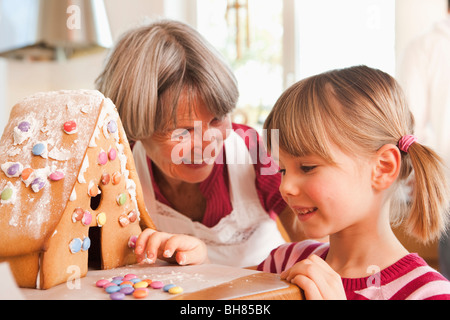 Oma und Enkel Kuchen backen Stockfoto