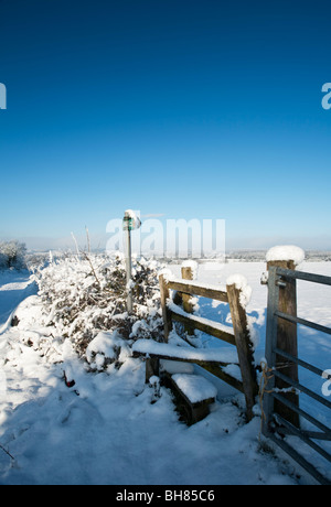 Eine schneebedeckte Kennet-Tal im Winter von den Hügeln um Padworth, Berkshire, Großbritannien Stockfoto