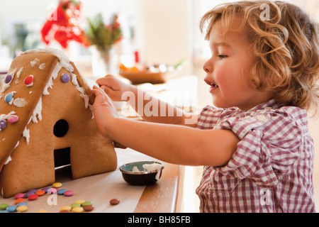 Kleiner Junge backen Kuchen Haus Stockfoto