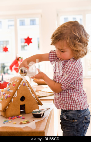 Kleiner Junge backen Kuchen Haus Stockfoto