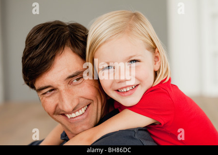 Vater und Tochter umarmt Stockfoto