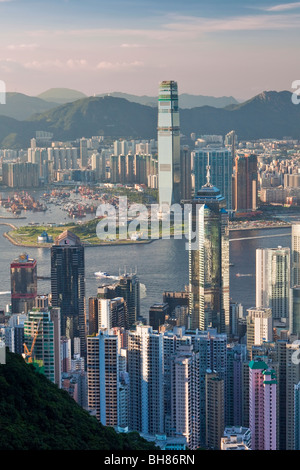 China, Hong Kong, Victoria Peak. Blick auf Hong Kong vom Victoria Peak. Die Skyline von Central befindet sich unterhalb der Gipfel Stockfoto