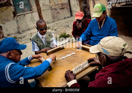 Alte kubanische Männer spielen Domino innerhalb des zerstörten Haus in Havanna, Kuba. Stockfoto