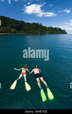 Paar Schnorcheln im Urlaub, Ost-Malaysia, Sabah, Gaya Island, Gayana Eco-Resort. Stockfoto