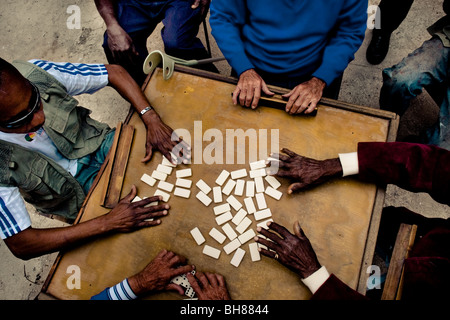 Kubanischen Männer shuffle die Fliesen Domino während des Spiels auf der Straße von Havanna, Kuba. Stockfoto