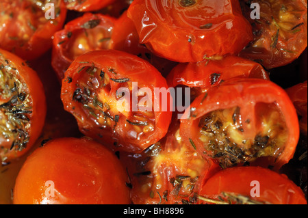 HAUSGEMACHTE SONNE GETROCKNETE TOMATEN Stockfoto