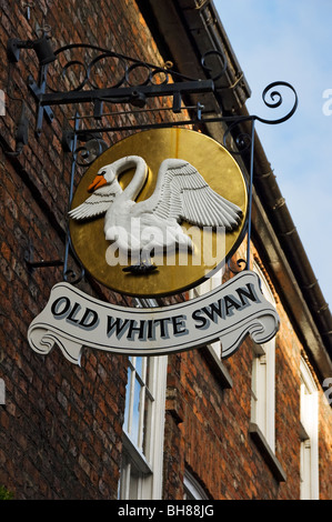 Nahaufnahme des Alten White Swan Pub-Zeichens Goodramgate York North Yorkshire England Großbritannien GB Großbritannien Stockfoto