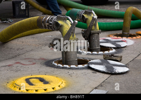 Detail der Rohre mit Pumpen in den Boden verbunden Stockfoto