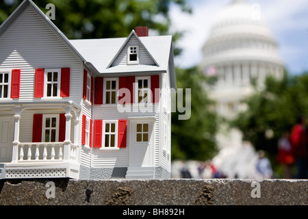 Detail eines weißen Musterhauses vor dem United States Capitol Building, Washington DC, USA Stockfoto