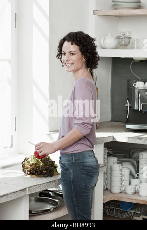 Eine Frau, die Vorbereitung von Gemüse in der Küche Stockfoto