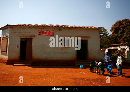 Straßenszene in Kuvango, auch bekannt als Kubango südlichen Angola. Menschen sitzen vor einem Geschäft. Stockfoto