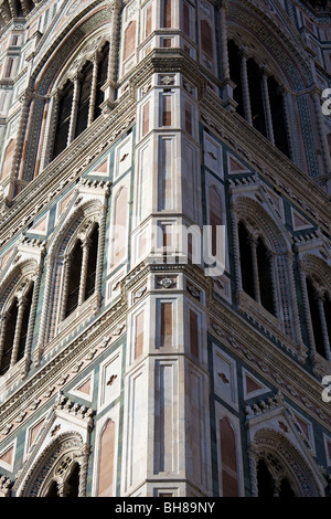 Blick hinauf zu Giottos Campanile (Glockenturm von Giotto) in Piazza Del Duomo, Florenz, Italien Stockfoto