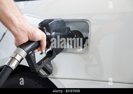 Die Hand eines Mannes Pumpen Gas, close-up Stockfoto