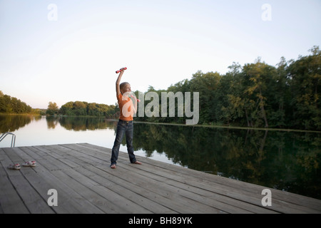 Ein Mädchen Hand Gewichte zu heben, auf einem hölzernen Steg Stockfoto