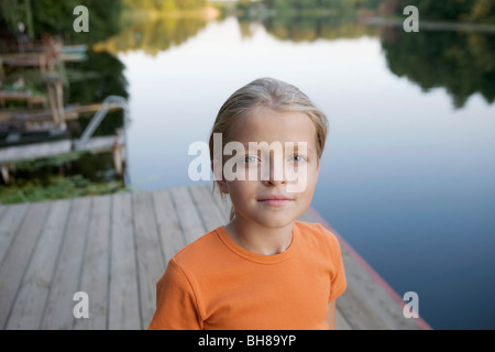 Porträt eines jungen Mädchens, stehend auf einem Holzsteg Stockfoto