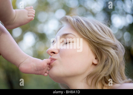 Eine Mutter ihr Baby Zehen küssen Stockfoto