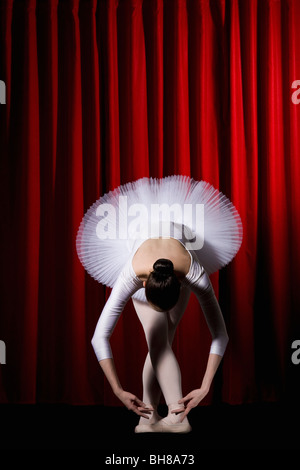 Ballett-Tänzerin auf der Bühne posieren Stockfoto