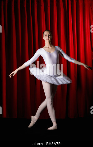 Ballett-Tänzerin auf der Bühne posieren Stockfoto