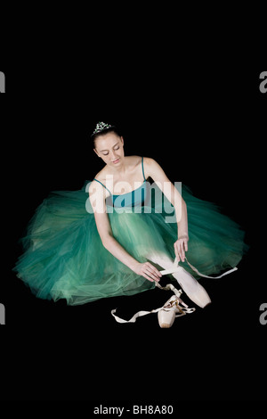 Ballett-Tänzerin in einem Kostüm, binden ihre Pointe Schuh Stockfoto