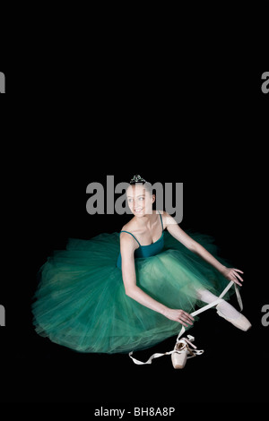 Ballett-Tänzerin in einem Kostüm, binden ihre Pointe Schuh Stockfoto