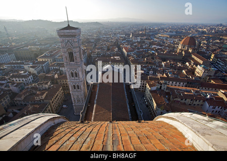 Blick hinunter auf Giottos Campanile (Glockenturm von Giotto) in Piazza Del Duomo, Florenz, Italien Stockfoto