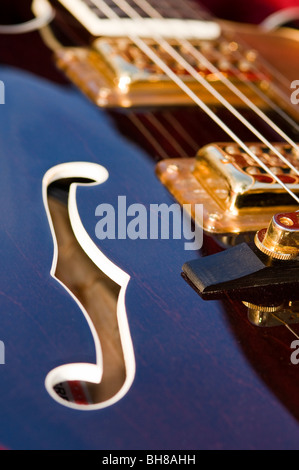 Die Violine Loch und Tonabnehmer/Saiten auf einer e-Gitarre (Gretsch) - detail Stockfoto