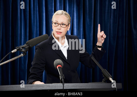 Eine Frau in einem Anzug an einem Lesepult sprechen Stockfoto