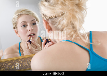 Eine Frau Lippenstift in einem Spiegel Stockfoto