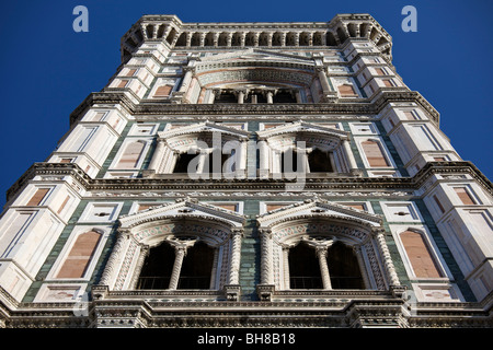 Blick hinauf zu Giottos Campanile (Glockenturm von Giotto) in Piazza Del Duomo, Florenz, Italien Stockfoto