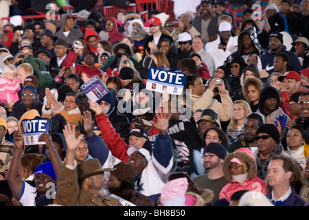 Menge mit Beschilderung zum US-Senator Barack Obama Anfang Stimme für Änderung Presidential Rallye, 25. Oktober 2008 an Bonanza High School Stockfoto
