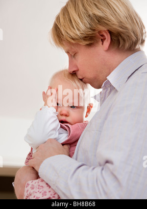 Vater tröstlich schreiendes baby Stockfoto