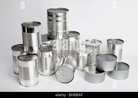 Verschiedene Blechdosen ohne Etiketten Stockfoto