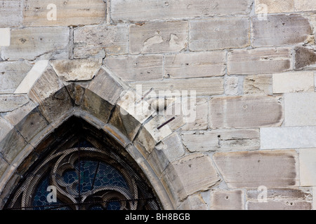 Türkische Kanonenkugel in der Wand der katholischen St. Michael-Kirche in Cluj-Napoca Rumänien seit 1603 eingebettet. Stockfoto