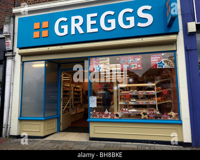 Greggs Bäcker einkaufen Kekse im Fenster Nord Cheam Surrey England Stockfoto