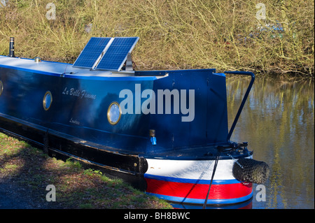 ein Solar-Panel auf einem Kanalboot schmal. Stockfoto