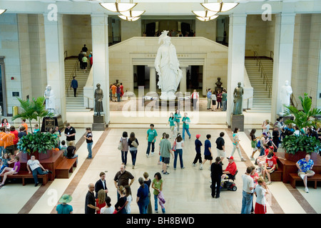 Erhöhten Blick auf innere des US Capitol Visitor Center mit Menschenmassen zu Fuß rund um die Statue of Freedom, Washington, D.C. Stockfoto