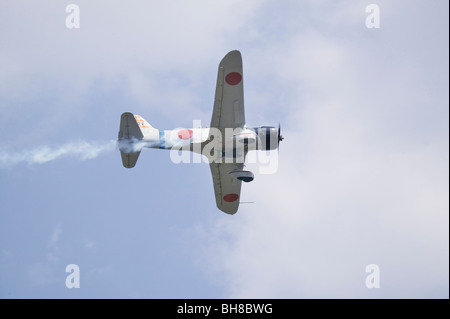 Japanischen Zero wird in einem Reenactment-Flug der Schlachten des zweiten Weltkriegs im Mid-Atlantic Air Museum des zweiten Weltkriegs Wochenende und Reenactment-getroffen. Stockfoto