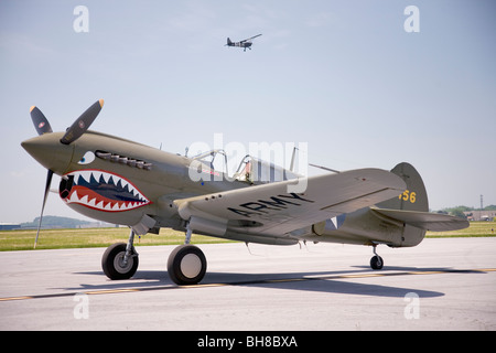 P-40E WarHawk Jagdflugzeug landet auf dem Mid-Atlantic Air Museum des zweiten Weltkriegs Wochenende und Reenactment in Reading, PA Stockfoto