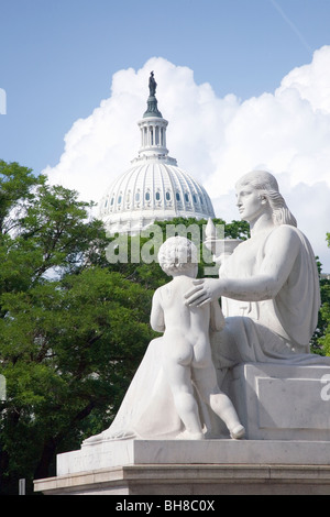 Griechisch römische Statue im Vordergrund mit U.S. Capitol im Hintergrund, Washington, D.C. Stockfoto