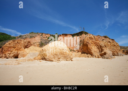 Dem Boden Stack auf Maria Luisa Buche, Olhos D'Agua, Albufeira, Portugal. Nach dem Bergsturz, der 5 Menschen getötet. Stockfoto