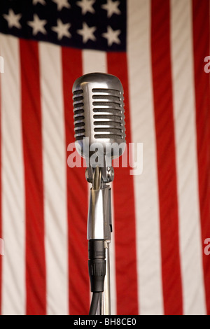 WRDG der 1940er Jahre Vintage Funkmikrofon und 48 Sterne amerikanische Flagge am Mid-Atlantic Air Museum des zweiten Weltkriegs Wochenende und Reenactment Stockfoto