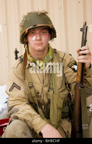 GI Joe Infantryman posiert mit Gewehr und authentische Heftpflaster am Mid-Atlantic Air Museum des zweiten Weltkriegs Wochenende und Reenactment Stockfoto