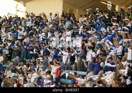 Dodger Fans jubeln während der National League Championship Series (NLCS), Dodger Stadium, Los Angeles, CA am 12. Oktober 2008 Stockfoto