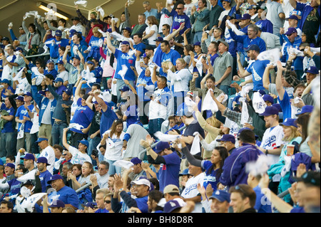 Dodger Fans jubeln während der National League Championship Series (NLCS), Dodger Stadium, Los Angeles, CA am 12. Oktober 2008 Stockfoto