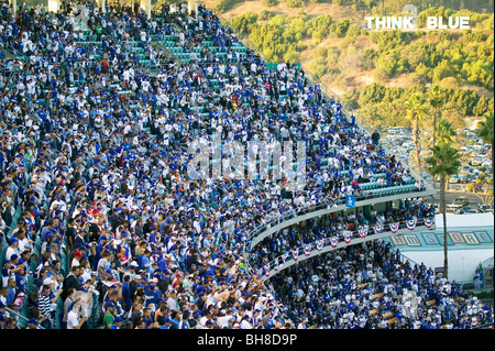 Dodger-Fans in Tribünen und Think Blue zu unterzeichnen, in der National League Championship Series (NLCS), Dodger Stadium in Los Angeles Stockfoto