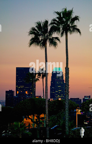 Palmen im Sonnenuntergang über der Skyline von Los Angeles von Dodger Stadium während NLCS Baseball Reihe, 12. Oktober 2008 aus gesehen Stockfoto